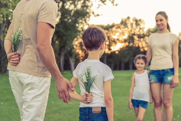 Famiglia giocare fuori — Foto Stock