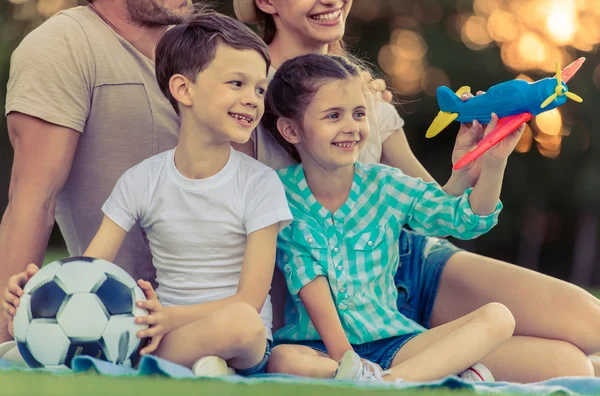 Famiglia giocare fuori — Foto Stock