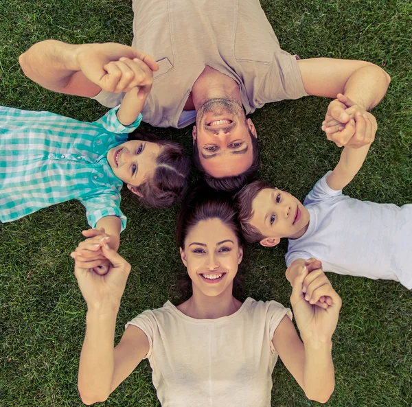 Familie spielt draußen — Stockfoto