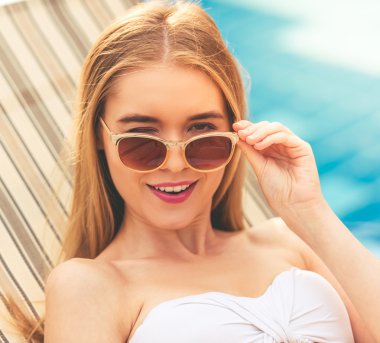 Beyaz bir arka plan karşı ilaç alarak güzel kız