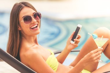 Havuz başında güzel kız