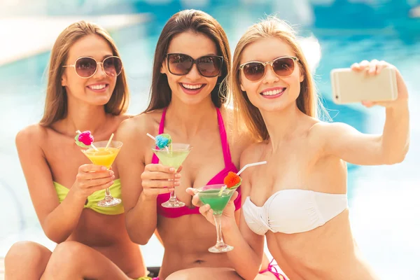 Chicas en la piscina —  Fotos de Stock