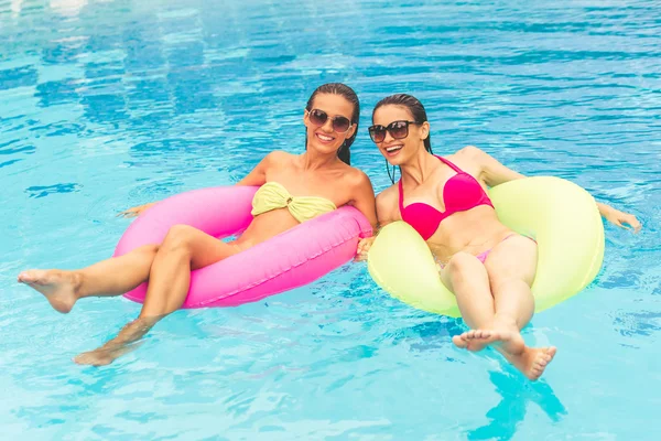 Chicas en la piscina — Foto de Stock