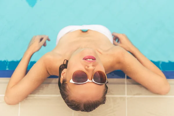 Chica atractiva en la piscina —  Fotos de Stock
