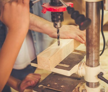 Yakışıklı marangoz çalışma