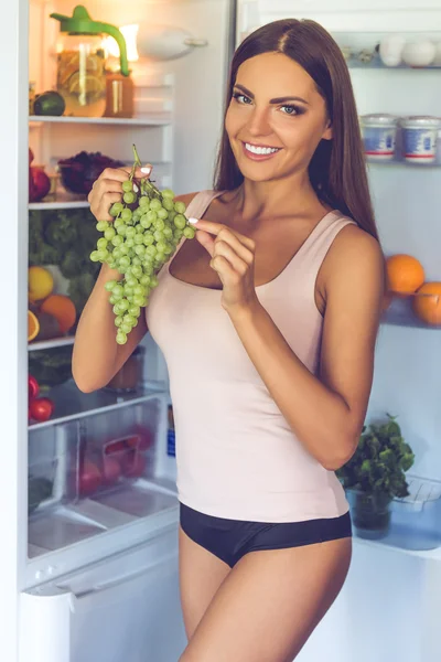 Hermosa chica sexy en la cocina — Foto de Stock