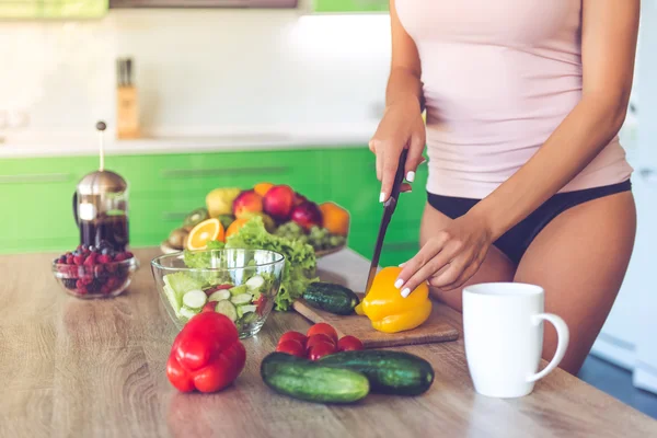 Menina sexy bonita na cozinha — Fotografia de Stock