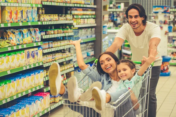 Famiglia al supermercato — Foto Stock