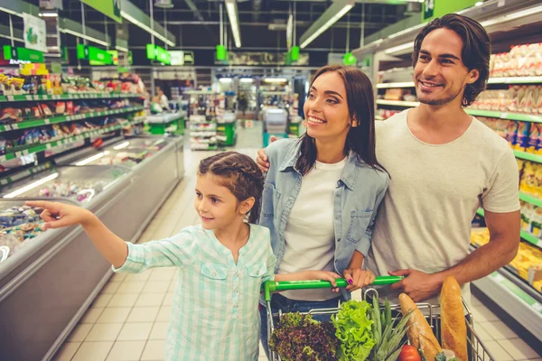 Keluarga di supermarket — Stok Foto