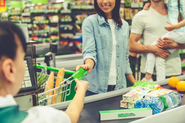 Család a szupermarketben — Stock Fotó