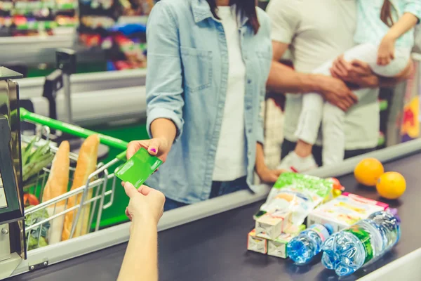 Keluarga di supermarket — Stok Foto