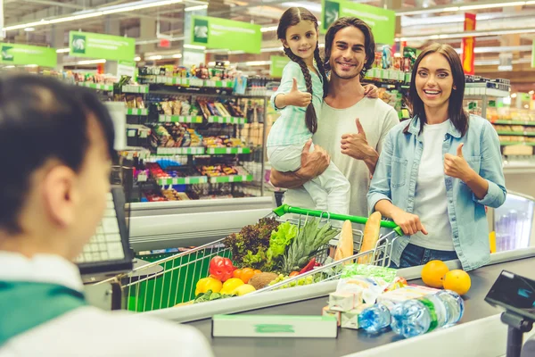 Famiglia al supermercato — Foto Stock