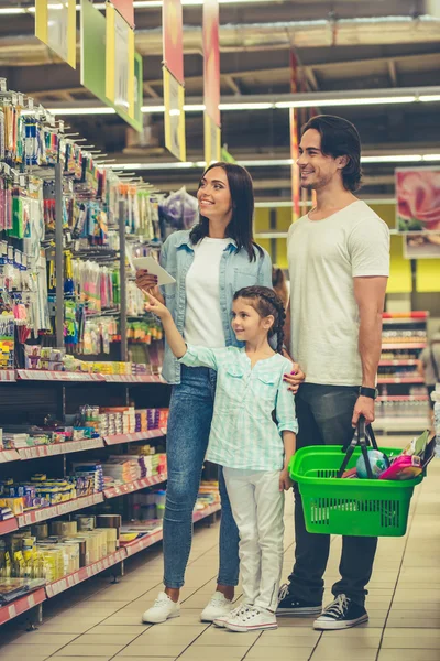 Family in the supermarket — Stock Photo, Image