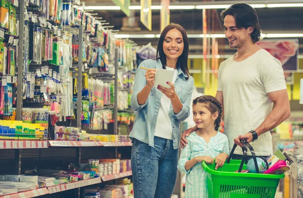Keluarga di supermarket — Stok Foto