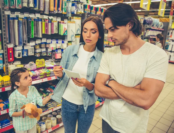 Family in the supermarket — Stock Photo, Image