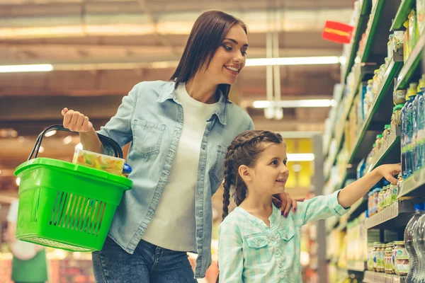 Mãe e filha no supermercado — Fotografia de Stock