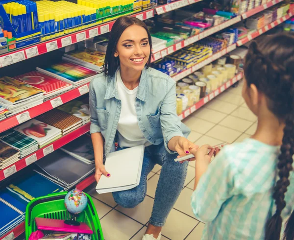 Mãe e filha no supermercado — Fotografia de Stock