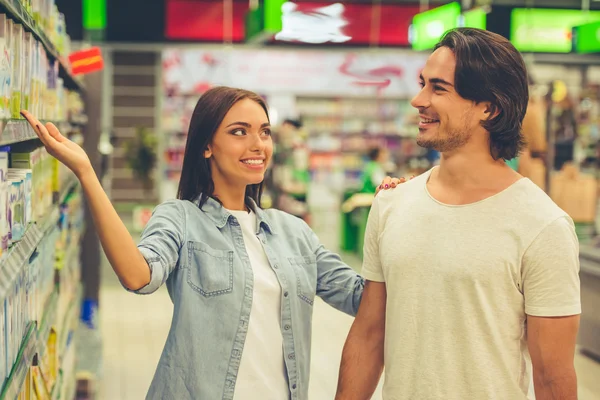 Coppia al supermercato — Foto Stock