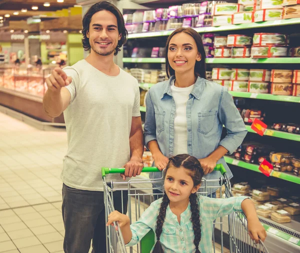 Family in the supermarket — Stock Photo, Image
