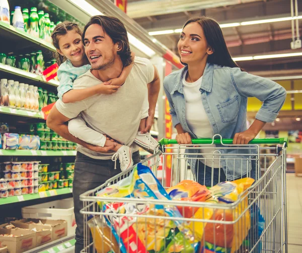 Family in the supermarket — Stock Photo, Image