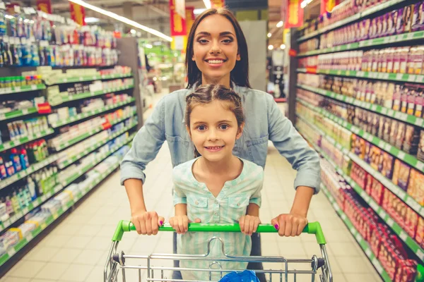 Mãe e filha no supermercado — Fotografia de Stock