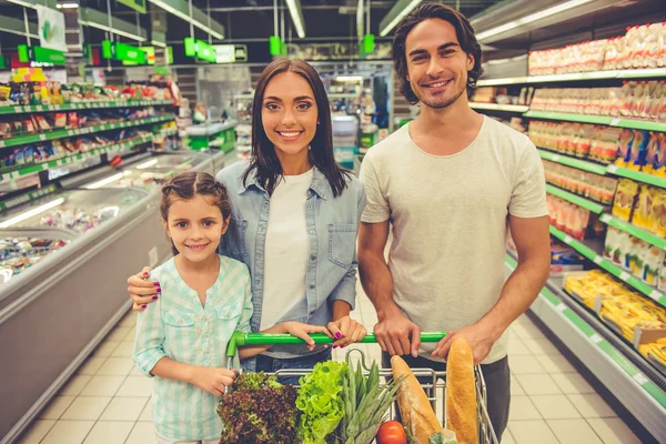 Keluarga di supermarket — Stok Foto