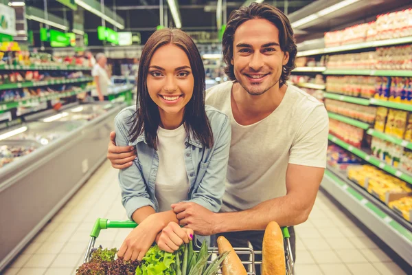 スーパー マーケットのカップル — ストック写真