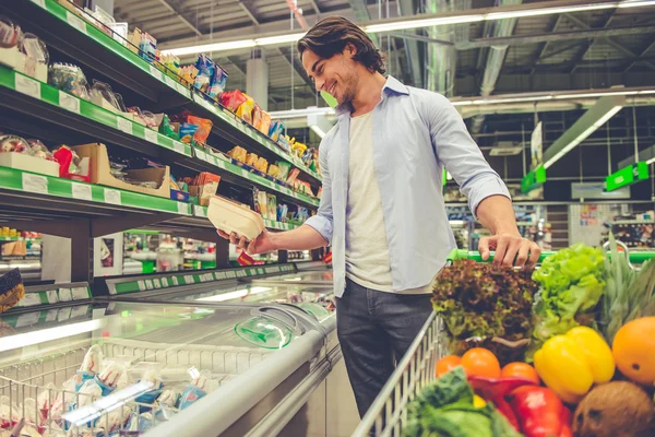 Uomo al supermercato — Foto Stock