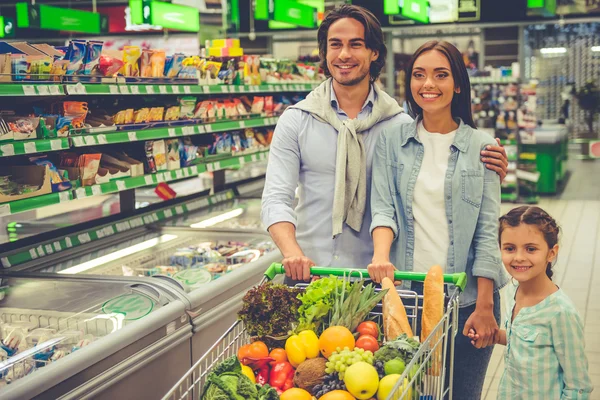 Család a szupermarketben — Stock Fotó