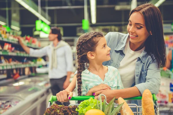 Family in the supermarket — Stock Photo, Image