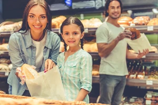 Familia en el supermercado — Foto de Stock