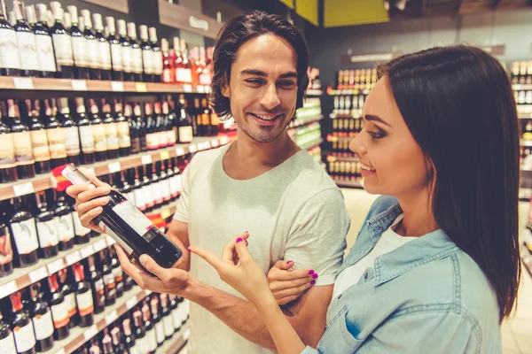 Coppia al supermercato — Foto Stock