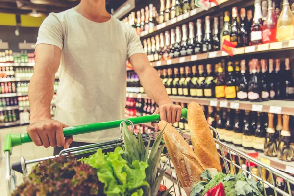 Homem no supermercado — Fotografia de Stock