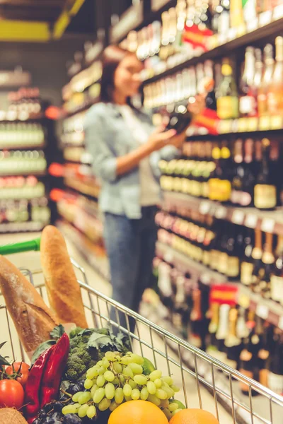 Chica en el supermercado — Foto de Stock