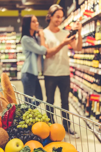 Casal no supermercado — Fotografia de Stock