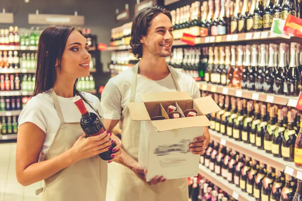 Oamenii care lucrează în supermarket — Fotografie, imagine de stoc