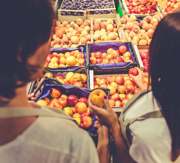 Pessoas que trabalham no supermercado — Fotografia de Stock