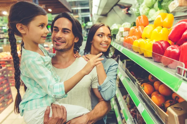 Família no supermercado — Fotografia de Stock