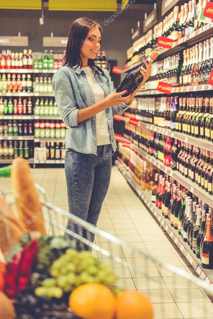Resultado de imagen para chica en el supermercado