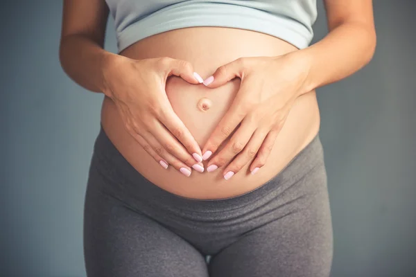 Mujer embarazada hermosa — Foto de Stock