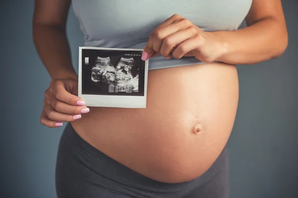 Mujer embarazada hermosa — Foto de Stock