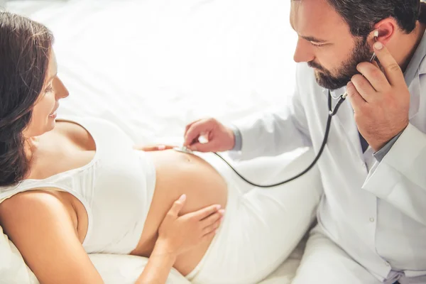 Femme enceinte rendant visite à un médecin — Photo