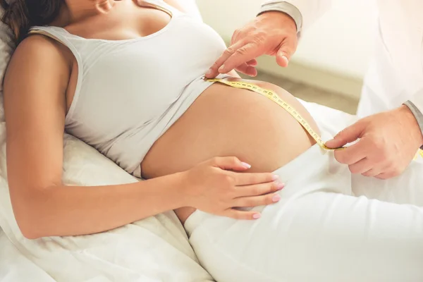 Mujer embarazada visitando a un médico — Foto de Stock