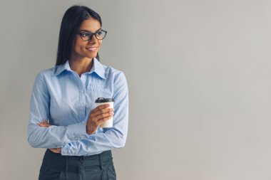 Güzel genç iş kadını.