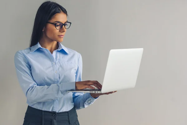 Senhora de negócios bonita com gadget — Fotografia de Stock