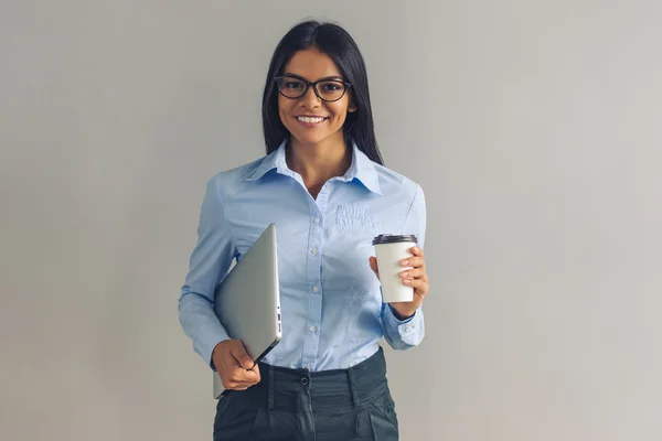 Senhora de negócios bonita com gadget — Fotografia de Stock