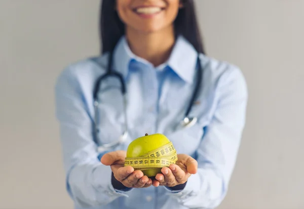 Hermoso médico joven — Foto de Stock