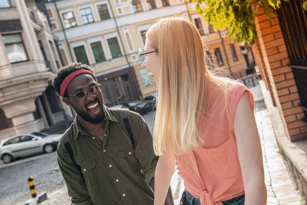 Jeune Couple Joyeux Homme Peau Foncée Une Femme Blonde Sourient — Photo