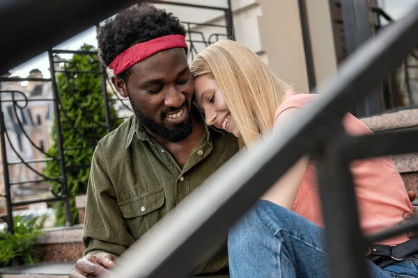 Junges Fröhliches Paar Ein Schwarzer Mann Und Eine Blonde Frau — Stockfoto