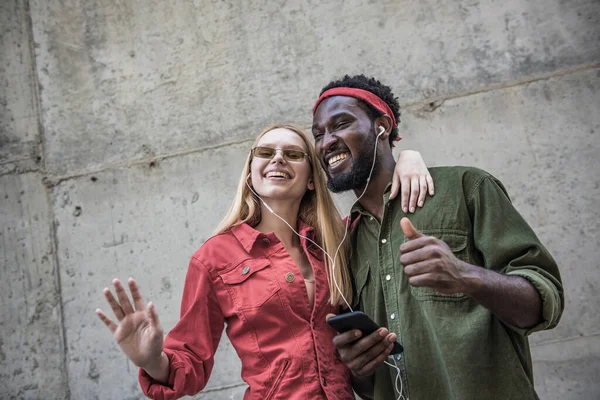 Junges Fröhliches Paar Ein Schwarzer Mann Und Eine Blonde Frau — Stockfoto